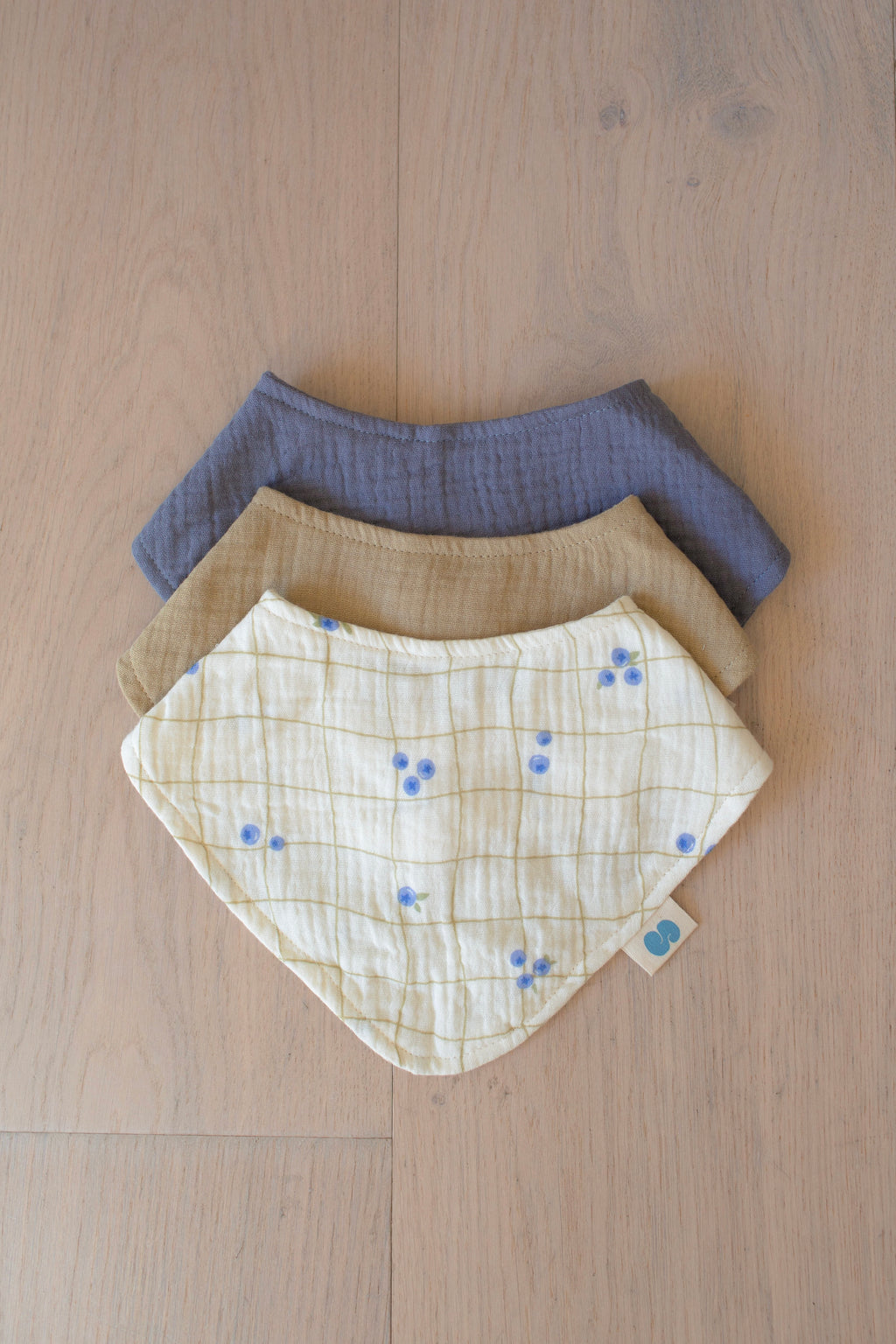 Soft Bibs – Bandana Blueberries